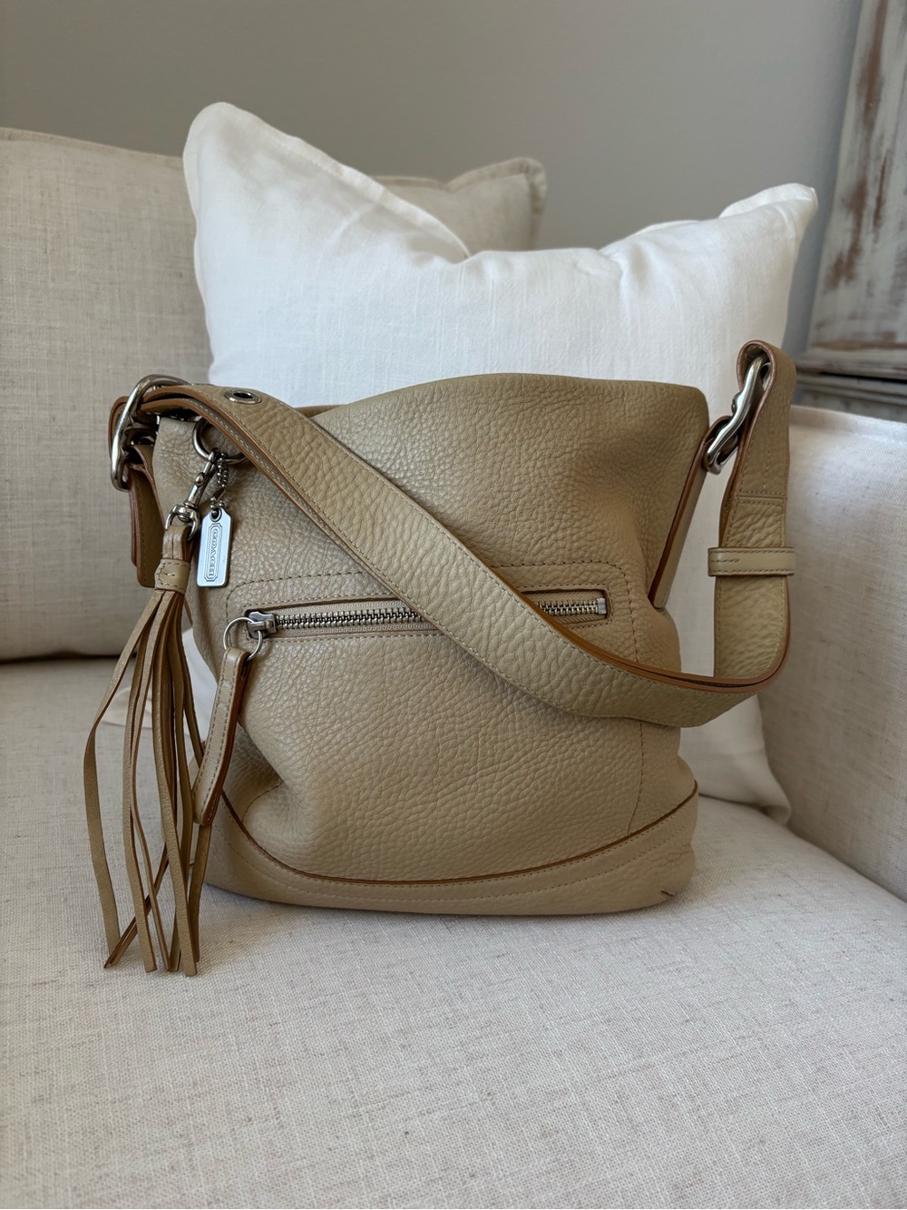 🍃🦋 Vintage Coach Ivory Distressed Pebbled Leather Shoulder/ Crossbody Bag